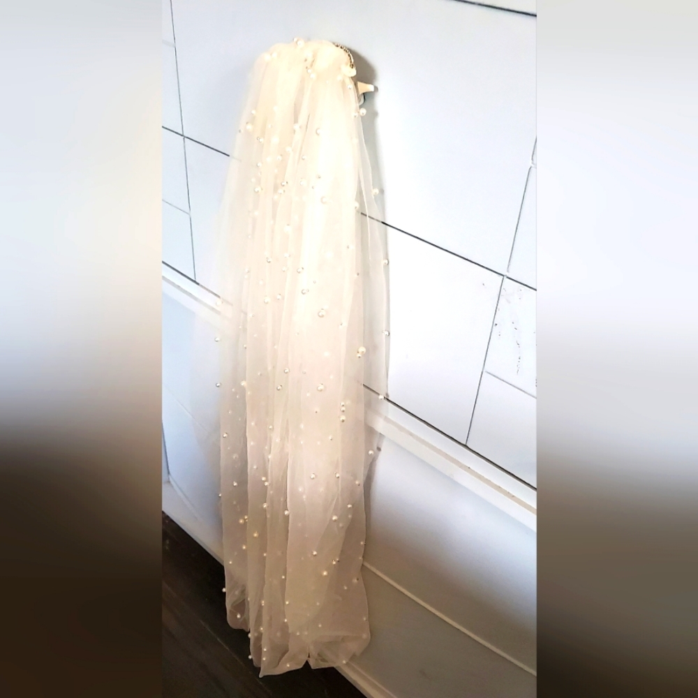 Ivory wedding veil with pearl detail